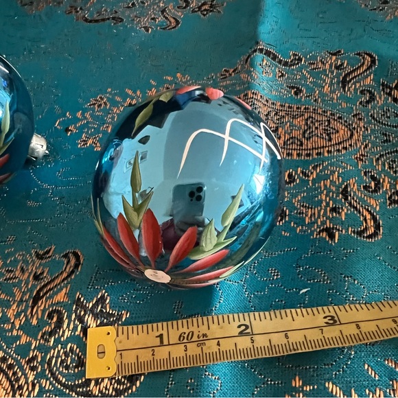 Set of 2 Vintage Hand-Painted ornaments - Picture 3 of 3